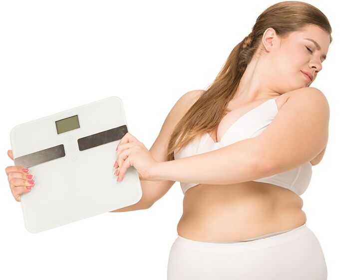 Rapaza gorda antes de tomar cápsulas dietéticas ceto