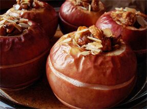 As mazás cocidas con froitos secos son unha sobremesa no menú da dieta despois da eliminación da vesícula biliar