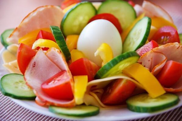Ensalada de verduras no menú de dieta de ovos e laranxa para a perda de peso