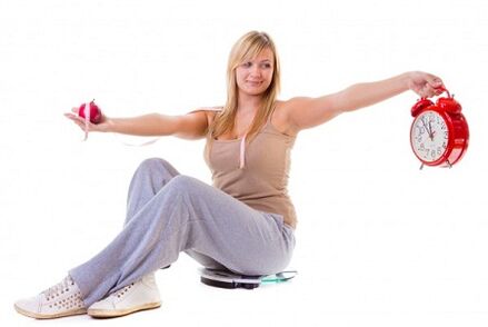 Unha nena que quere perder peso come de forma saudable e segundo un réxime