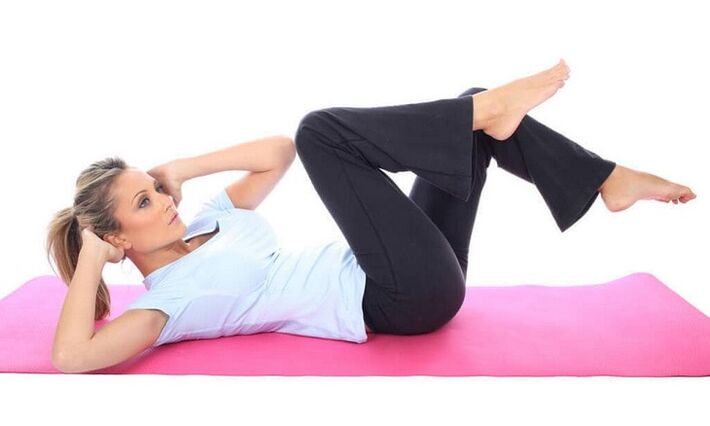 Exercicio de crunch oblicuo para a perda de peso