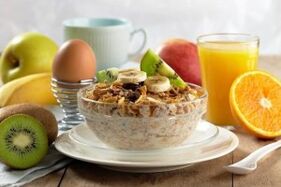 Porridge con froita como almorzo saudable para adelgazar
