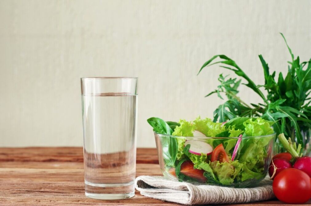 A auga antes das comidas é a esencia da dieta preguiceira